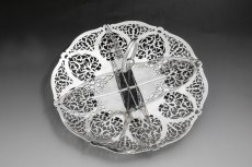 画像4: シルバープレート製　ヴィンテージ　美しいピアスワークのサンドイッチトレイ  (4)