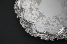 画像2: シルバープレート製　ヴィクトリア時代後期　葡萄と葉のボーダー　スクロールの手彫り彫刻 26cm サルヴァ (2)