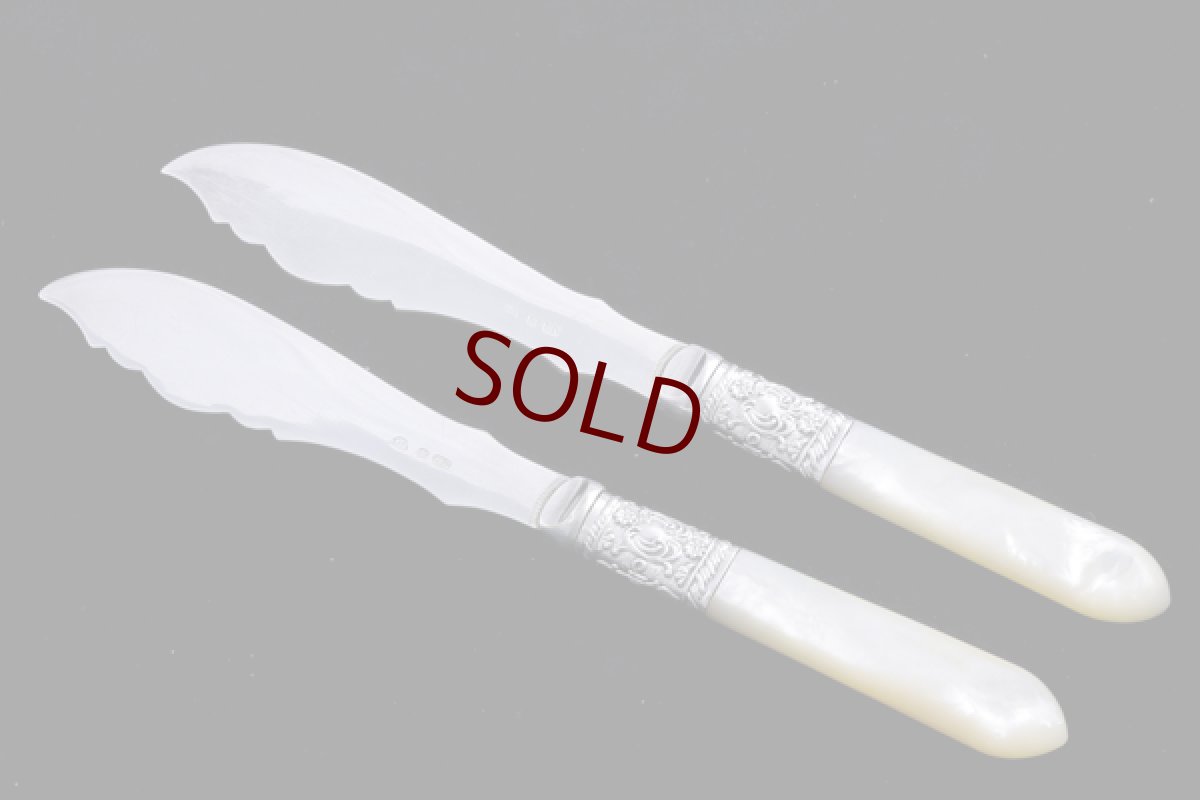 画像3: シルバープレート製　ヴィクトリア時代後期　手彫り　白蝶貝ハンドル　バターナイフペアセット (3)