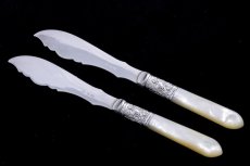 画像3: シルバープレート製　ヴィクトリア時代後期　手彫り　白蝶貝ハンドル　バターナイフペアセット (3)