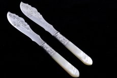 画像2: シルバープレート製　ヴィクトリア時代後期　手彫り　白蝶貝ハンドル　バターナイフペアセット (2)