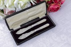 画像5: シルバープレート製　ヴィクトリア時代後期　手彫り　白蝶貝ハンドル　バターナイフペアセット (5)