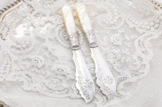 画像1: シルバープレート製　ヴィクトリア時代後期　手彫り　白蝶貝ハンドル　バターナイフペアセット (1)