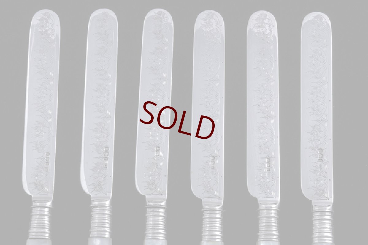 画像4: 純銀製（925）1897年　白蝶貝ハンドル　お花と葉模様のガーランド彫刻　ティーナイフ6本セット　 (4)