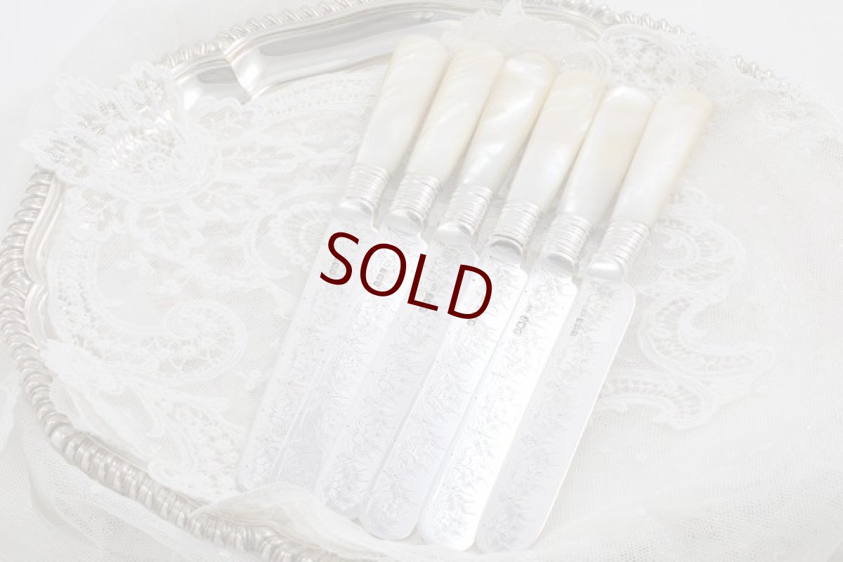 画像1: 純銀製（925）1897年　白蝶貝ハンドル　お花と葉模様のガーランド彫刻　ティーナイフ6本セット　 (1)