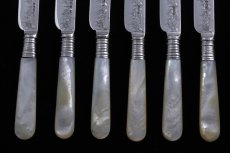 画像5: 純銀製（925）1897年　白蝶貝ハンドル　お花と葉模様のガーランド彫刻　ティーナイフ6本セット　 (5)
