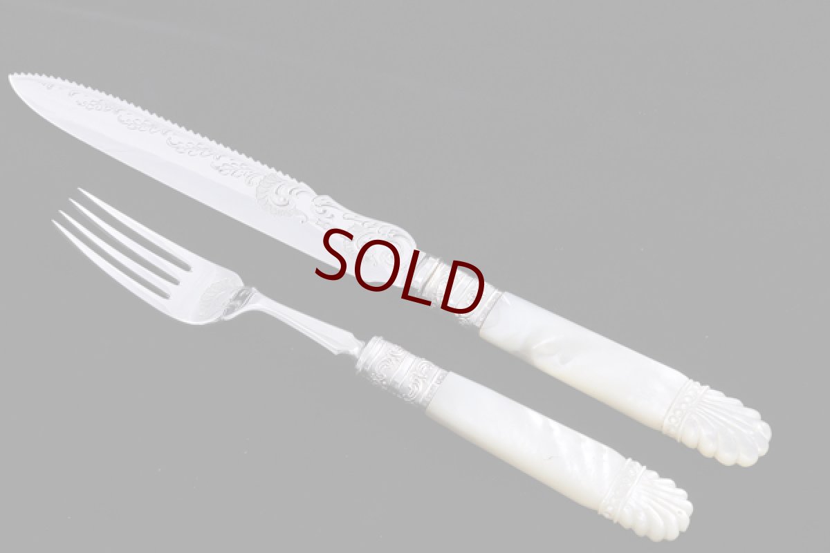 画像2: シルバープレート製　純銀フェルール　1904年　美彫刻白蝶貝ハンドル　ケーキナイフ＆フォークセット (2)