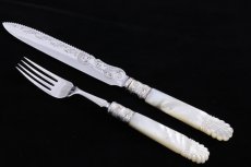 画像2: シルバープレート製　純銀フェルール　1904年　美彫刻白蝶貝ハンドル　ケーキナイフ＆フォークセット (2)