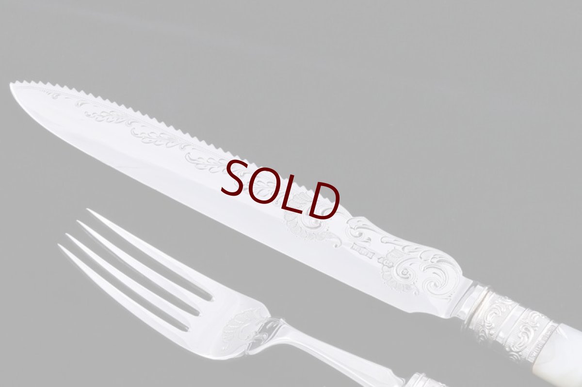 画像4: シルバープレート製　純銀フェルール　1904年　美彫刻白蝶貝ハンドル　ケーキナイフ＆フォークセット (4)