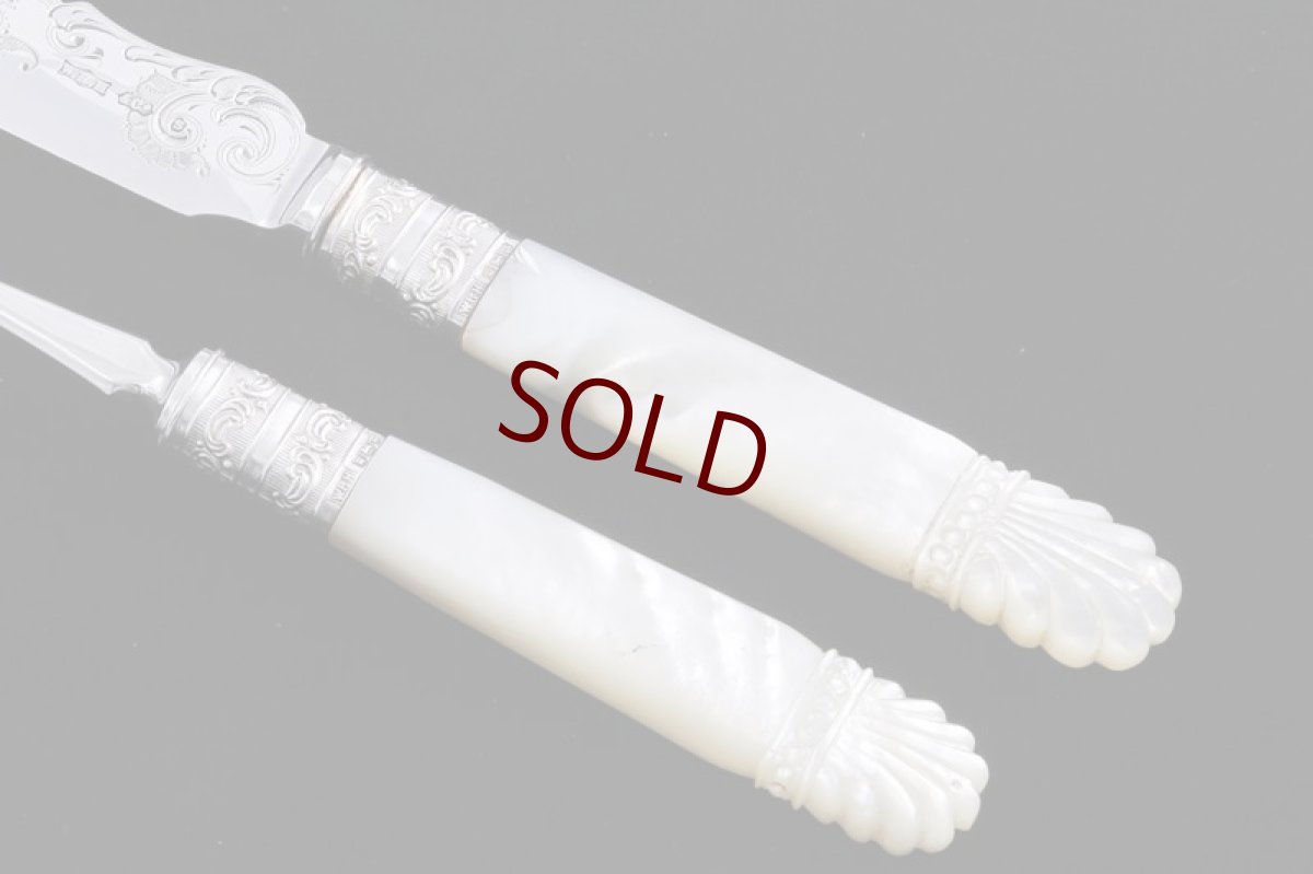 画像5: シルバープレート製　純銀フェルール　1904年　美彫刻白蝶貝ハンドル　ケーキナイフ＆フォークセット (5)