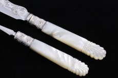 画像5: シルバープレート製　純銀フェルール　1904年　美彫刻白蝶貝ハンドル　ケーキナイフ＆フォークセット (5)