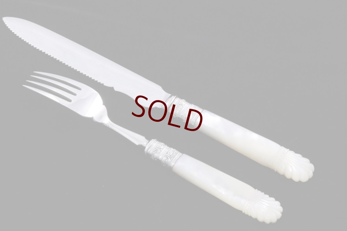 画像3: シルバープレート製　純銀フェルール　1904年　美彫刻白蝶貝ハンドル　ケーキナイフ＆フォークセット (3)