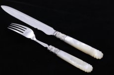 画像3: シルバープレート製　純銀フェルール　1904年　美彫刻白蝶貝ハンドル　ケーキナイフ＆フォークセット (3)