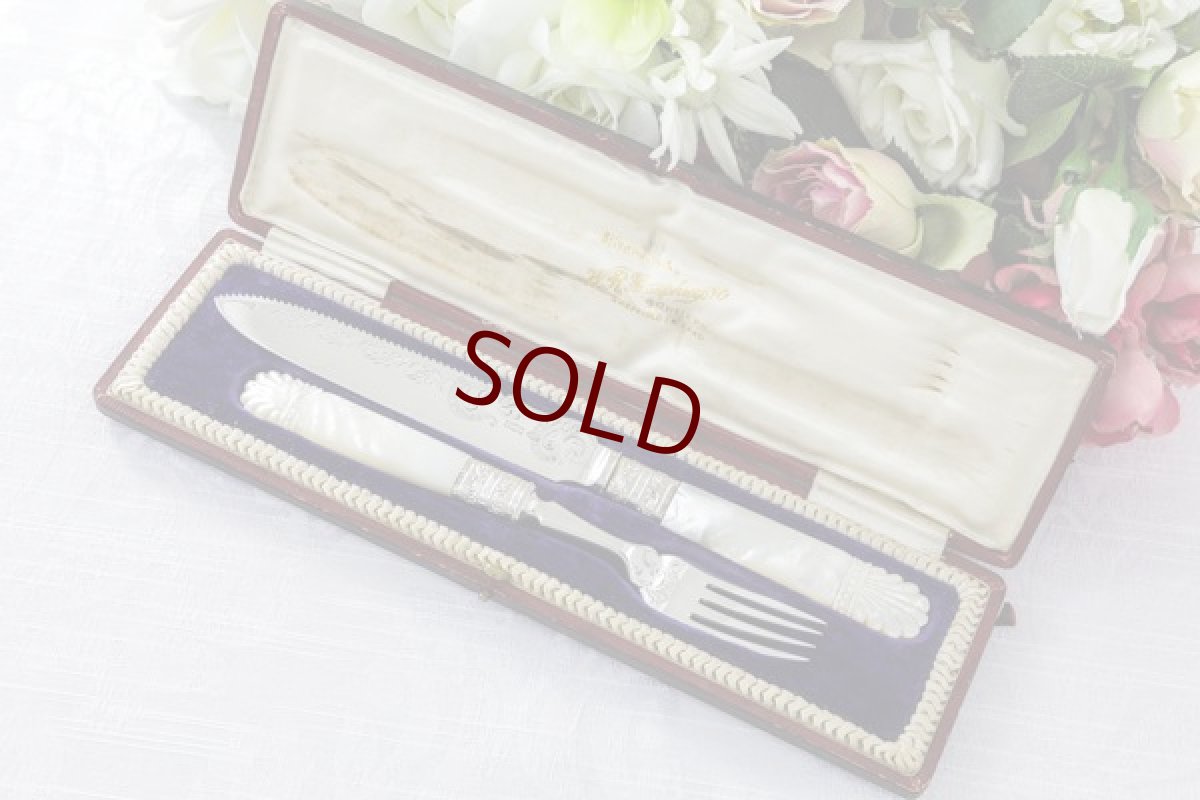 画像1: シルバープレート製　純銀フェルール　1904年　美彫刻白蝶貝ハンドル　ケーキナイフ＆フォークセット (1)