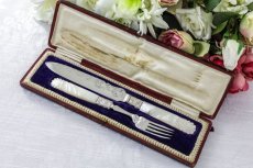 画像1: シルバープレート製　純銀フェルール　1904年　美彫刻白蝶貝ハンドル　ケーキナイフ＆フォークセット (1)