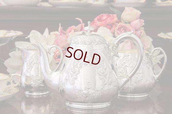 画像2: シルバープレート製　ヴィクトリア時代後期　Martin, Hall & Co. お花のガーランド　ティー３点セット