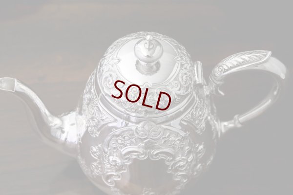 画像8: シルバープレート製　ヴィクトリア時代後期　Martin, Hall & Co. お花のガーランド　ティー３点セット