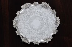 画像1: シルバープレート製　ヴィクトリア時代中後期　お花と葉模様の打ち出し彫刻 27cm サルヴァ (1)
