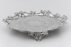 画像4: シルバープレート製　ヴィクトリア時代中後期　お花と葉模様の打ち出し彫刻 27cm サルヴァ (4)