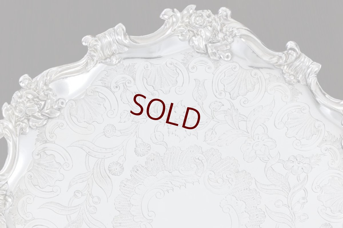 画像3: シルバープレート製　ヴィクトリア時代中後期　お花と葉模様の打ち出し彫刻 27cm サルヴァ (3)