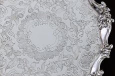 画像2: シルバープレート製　ヴィクトリア時代中後期　お花と葉模様の打ち出し彫刻 27cm サルヴァ (2)