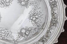 画像4: シルバープレート製 ヴィクトリア時代後期　お花と果物のガーランド　ケーキバスケット (4)