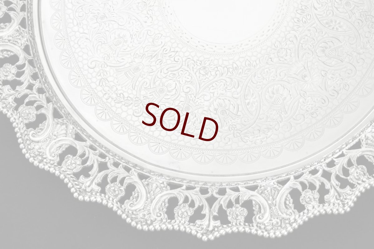 画像2: 純銀製(925)1889年 Martin, Hall & Co, アーツ＆クラフツ お花の透かしボーダー 26cm サルヴァ (2)