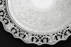 画像2: 純銀製(925)1889年 Martin, Hall & Co, アーツ＆クラフツ お花の透かしボーダー 26cm サルヴァ (2)