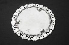 画像5: 純銀製(925)1889年 Martin, Hall & Co, アーツ＆クラフツ お花の透かしボーダー 26cm サルヴァ (5)