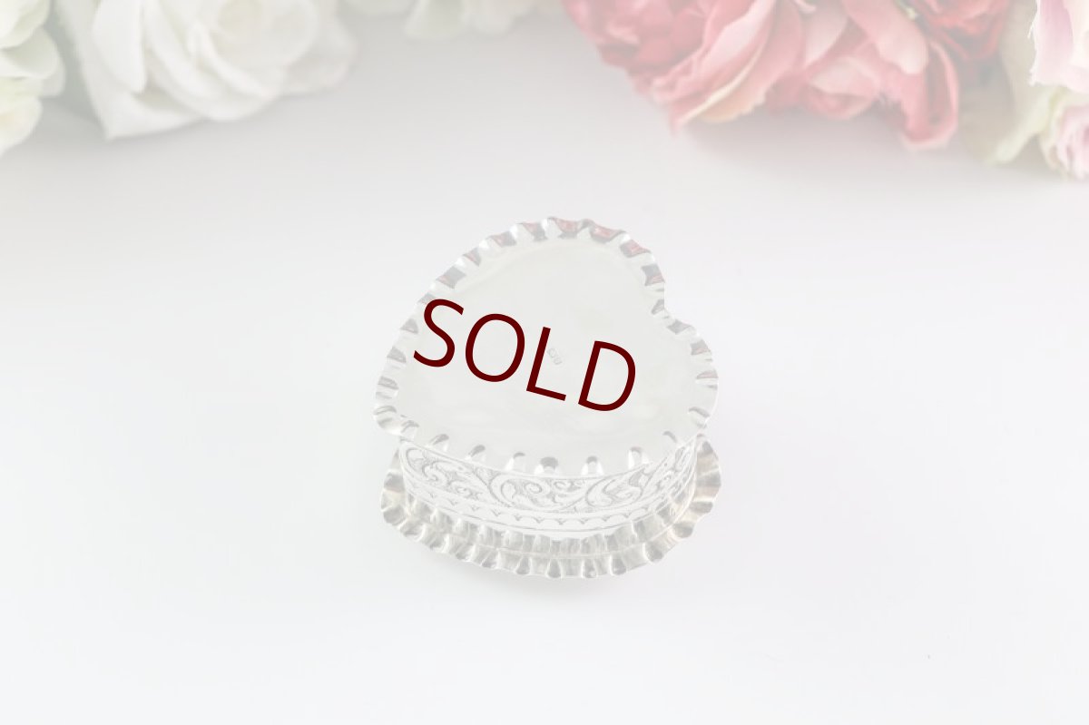 画像5: 純銀製（925）ハンドチェイスド　スクロール装飾　ハート形　ジュエリーケース (5)