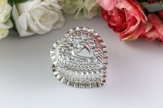 画像2: 純銀製（925）ハンドチェイスド　スクロール装飾　ハート形　ジュエリーケース (2)