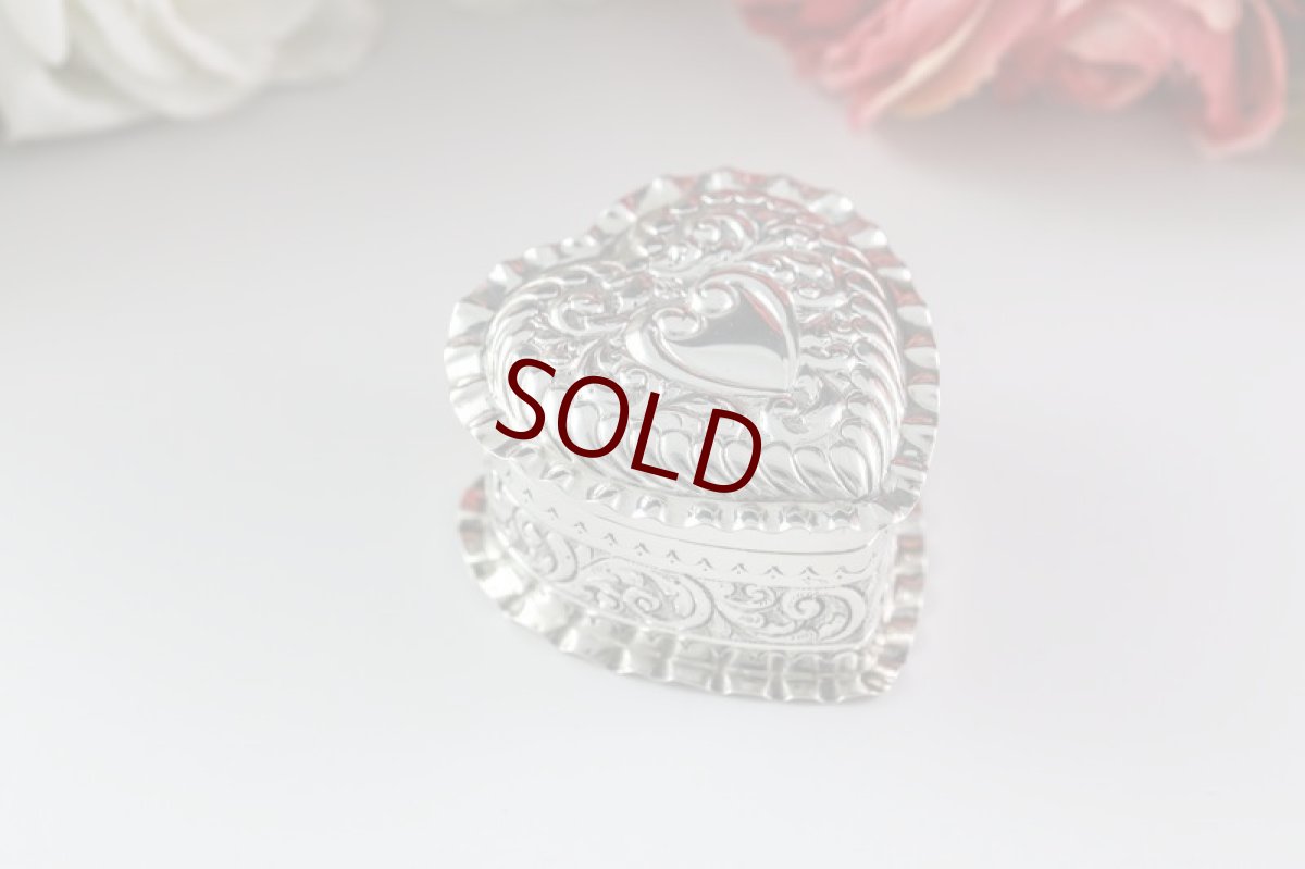 画像1: 純銀製（925）ハンドチェイスド　スクロール装飾　ハート形　ジュエリーケース (1)