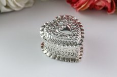 画像1: 純銀製（925）ハンドチェイスド　スクロール装飾　ハート形　ジュエリーケース (1)