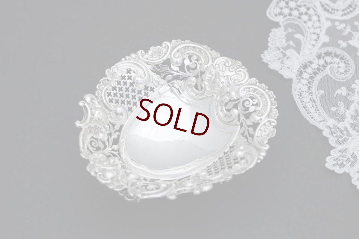 画像1: 純銀製（925）1892年　ハート型　お花の透かし細工ボンボンディッシュ (1)