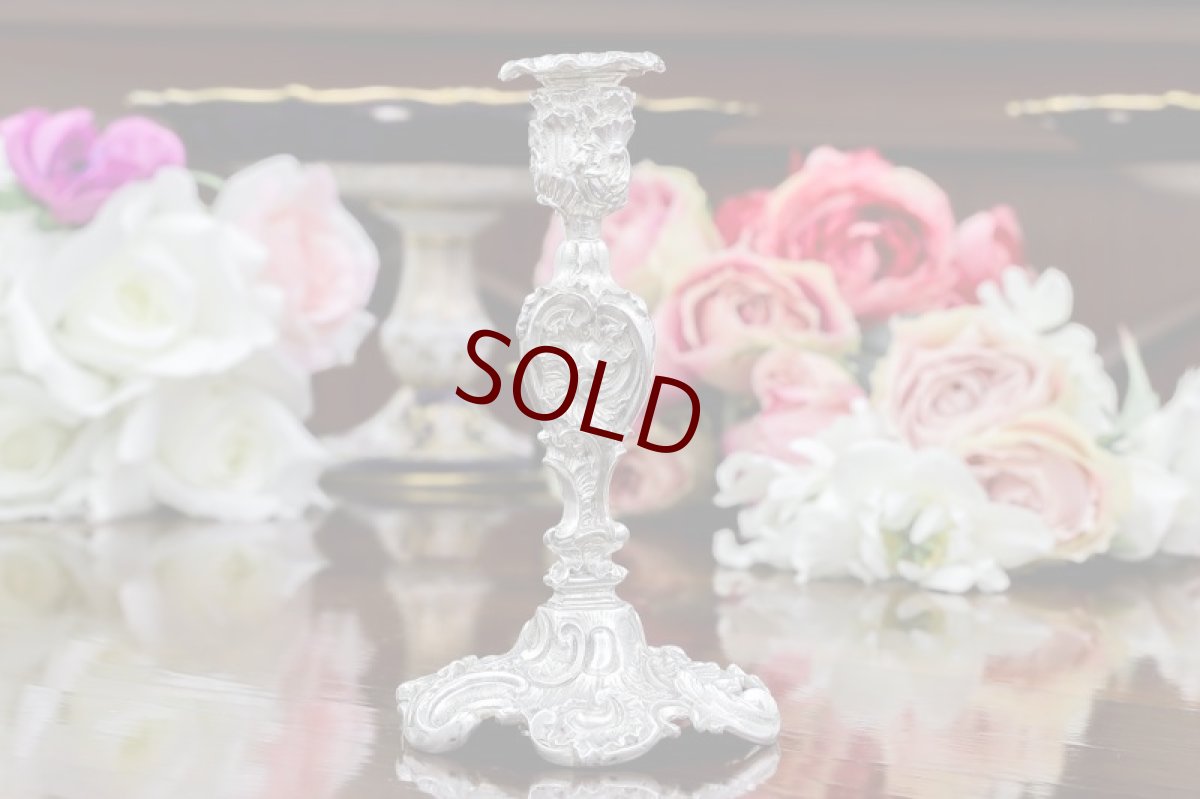 画像4: シルバープレート製　ヴィクトリア時代後期　ロココスタイル　ペア　スモールキャンドルスタンド (4)