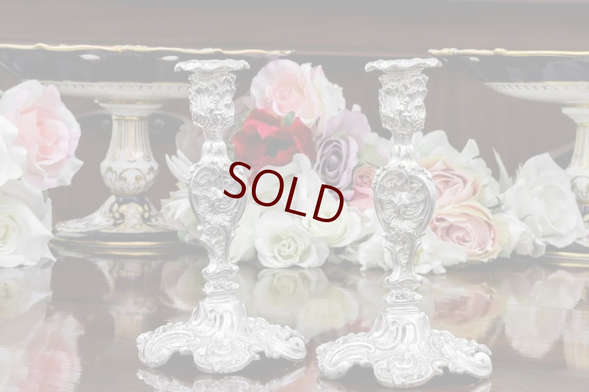 画像1: シルバープレート製　ヴィクトリア時代後期　ロココスタイル　ペア　スモールキャンドルスタンド (1)