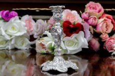 画像3: シルバープレート製　ヴィクトリア時代後期　ロココスタイル　ペア　スモールキャンドルスタンド (3)