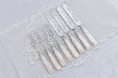 画像9: シルバープレート製 1893年制作　白蝶貝ハンドル　デザートカトラリー４組セット (9)