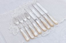 画像2: シルバープレート製 1893年制作　白蝶貝ハンドル　デザートカトラリー４組セット (2)
