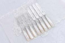 画像1: シルバープレート製 1893年制作　白蝶貝ハンドル　デザートカトラリー４組セット (1)