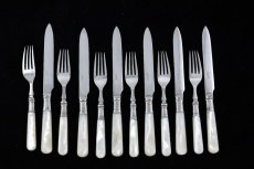 画像2: シルバープレート製 １９００年前後　白蝶貝　スクロールの彫刻　デザートカトラリー6組セット   (2)