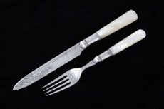 画像3: シルバープレート製 １９００年前後　白蝶貝　スクロールの彫刻　デザートカトラリー6組セット   (3)