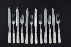 画像1: シルバープレート製 １９００年前後　白蝶貝　スクロールの彫刻　デザートカトラリー6組セット   (1)