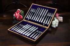 画像8: シルバープレート製 １９００年前後　白蝶貝　スクロールの彫刻　デザートカトラリー6組セット   (8)