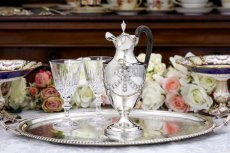 画像1: 純銀製(925)1897年　可愛らしいリボンのガーランド　ウォータージャグ (1)