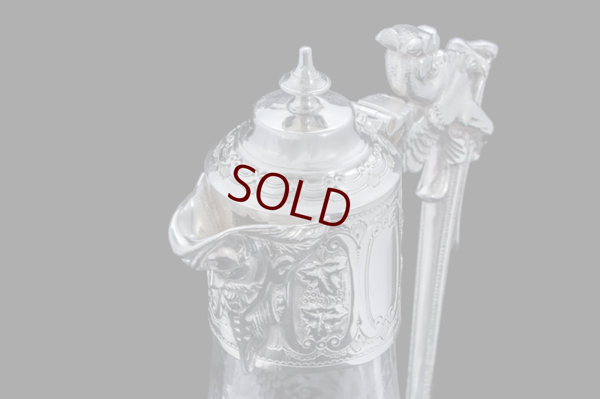 画像11: シルバープレート製ヴィクトリアン　ブドウの葉と実の手彫り彫刻 ハンドカットクリスタルグラスクラレットジャグ (11)