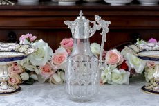 画像1: シルバープレート製ヴィクトリアン　ブドウの葉と実の手彫り彫刻 ハンドカットクリスタルグラスクラレットジャグ (1)