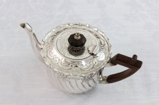 画像6: 純銀製(925) 1894年お花とスクロールの打ち出し、フリルの縁飾り　バチェラーサイズ　ティーポット (6)