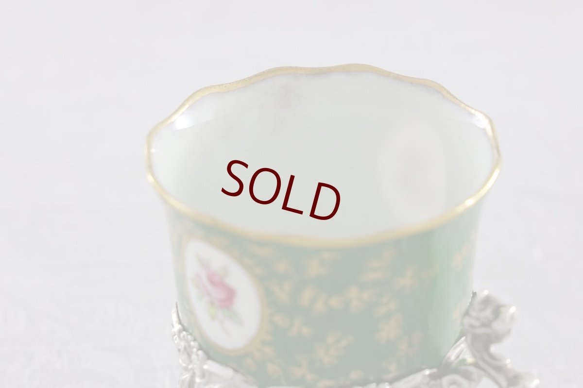 金彩がにじんだと思われる、小さなシミがあります