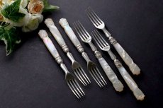 画像1: 純銀製(925)1877年　白蝶貝ハンドル　デザートフォーク6本セット (1)